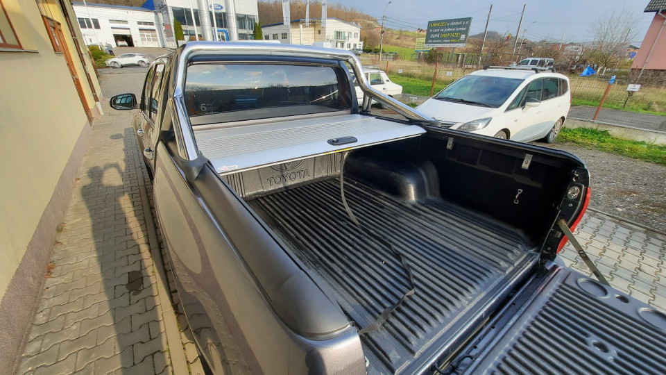 Montage Laderaum-Rollo auf Toyota Hilux 2022