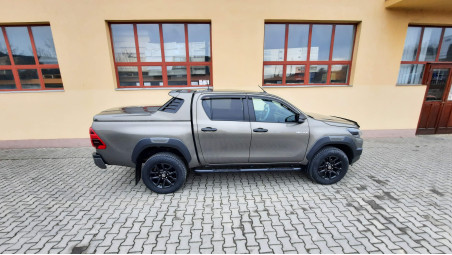 Montage Laderaumabdeckung Typ Abdeckung auf Toyota Hilux 2023