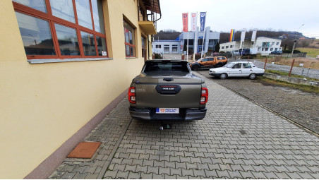 A fedél típusú zár felszerelése a Toyota Hilux 2023-ra