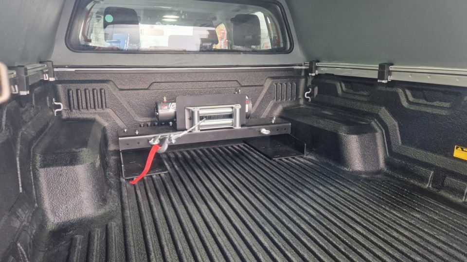Ford, Isuzu, Ssang Yong, Toyota, Volkswagen Amarok, D-Max, Hilux, Musso Grand (hosszú ágy) PU SPT csörlőtartó