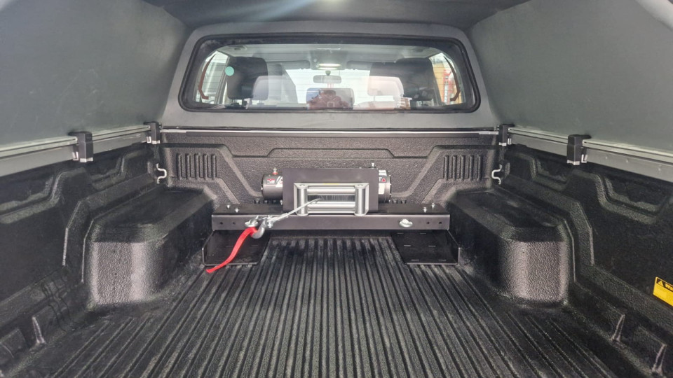 Ford, Isuzu, Ssang Yong, Toyota, Volkswagen Amarok, D-Max, Hilux, Musso Grand (hosszú ágy) PU SPT csörlőtartó