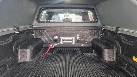 Ford, Isuzu, Ssang Yong, Toyota, Volkswagen Amarok, D-Max, Hilux, Musso Grand (hosszú ágy) PU SPT csörlőtartó