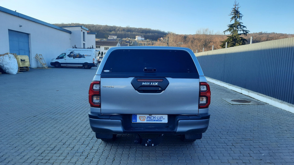 Canopy installed on Toyota Hilux 2019