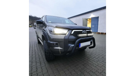 Rúd, ablakterelők és fényvisszaverők felszerelése a Toyota Hilux 2023-ra