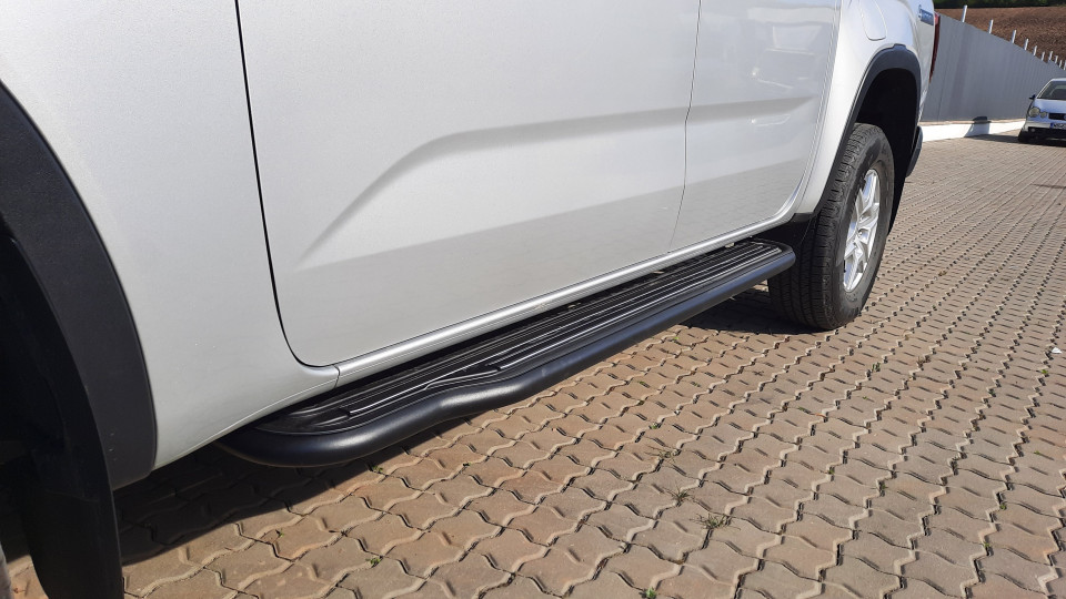 Montage Ladeflächenauskleidung, Ladeflächen-Rollo, Seitenschweller und Kupplung remorcare auf VW Amaork 2023
