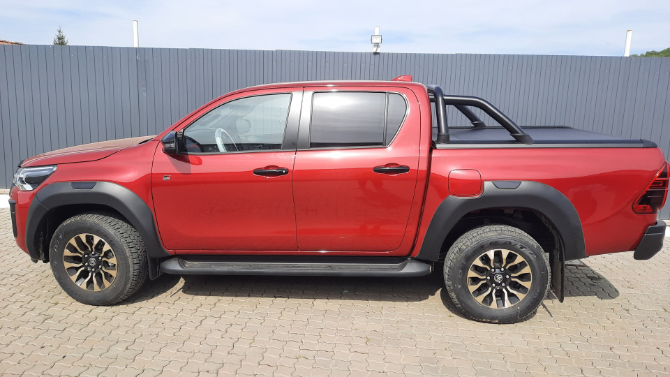 Montage Ladeflächenauskleidung, Rollo und Überrollbügel auf Toyota Hilux GR Sport 2023
