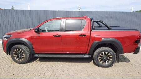 Montage Ladeflächenauskleidung, Rollo und Überrollbügel auf Toyota Hilux GR Sport 2023