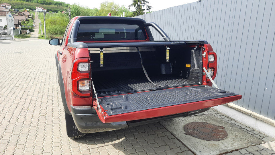 Motorháztető, bukócső és bukócső felszerelése a Toyota Hilux GR Sport 2023-ra