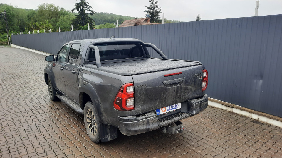 Montage Laderaum-Rollo und Überrollbügel auf Toyota Hilux 2023