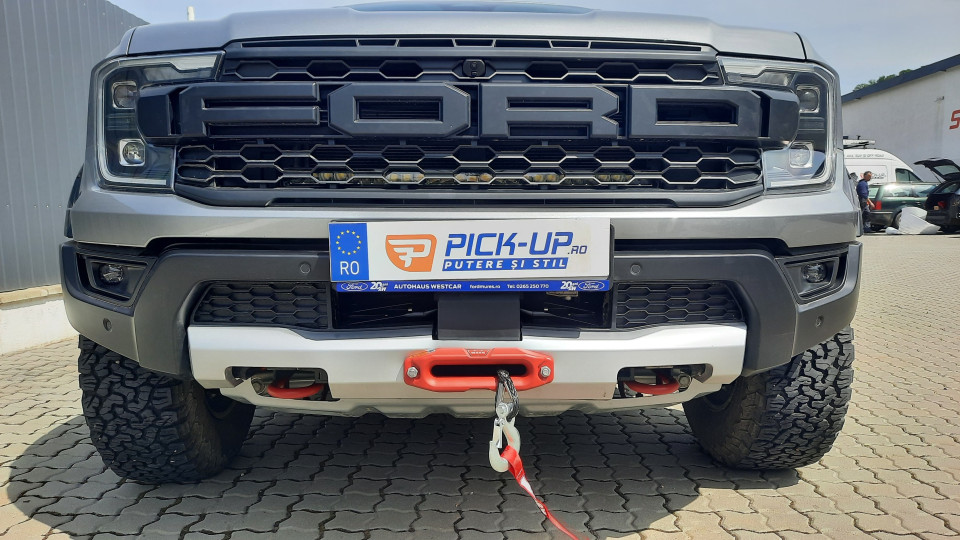 Csörlőtartó, csörlőtartó, haspáncél, reflektorok a 2023-as Ford Ranger Raptoron