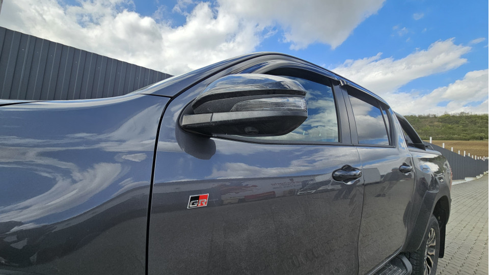 Montage Ladeflächenauskleidung, Rollo, Überrollbügel, Querträger, defl. Scheibe auf Toyota Hilux GR Sport