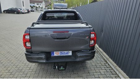 Montage Ladeflächenauskleidung, Rollo, Überrollbügel, Querträger, defl. Scheibe auf Toyota Hilux GR Sport