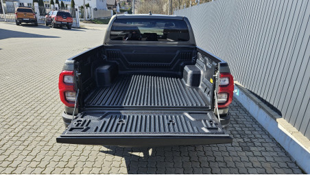 Montage Ladeflächenauskleidung, Ladeflächen-Kantenschutz und Motorhaubendeflektor auf Toyota Hilux 2023