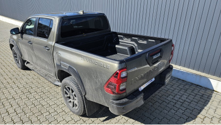 Lökhárító párnázás, lökhárító élvédelem és motorháztető terelő beszerelése a Toyota Hilux 2023-ra