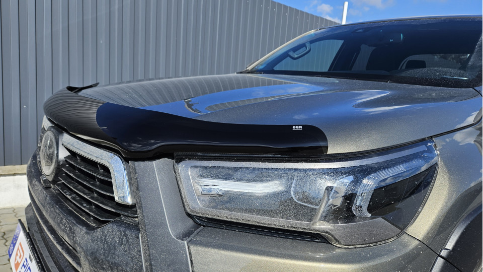 Lökhárító párnázás, lökhárító élvédelem és motorháztető terelő beszerelése a Toyota Hilux 2023-ra