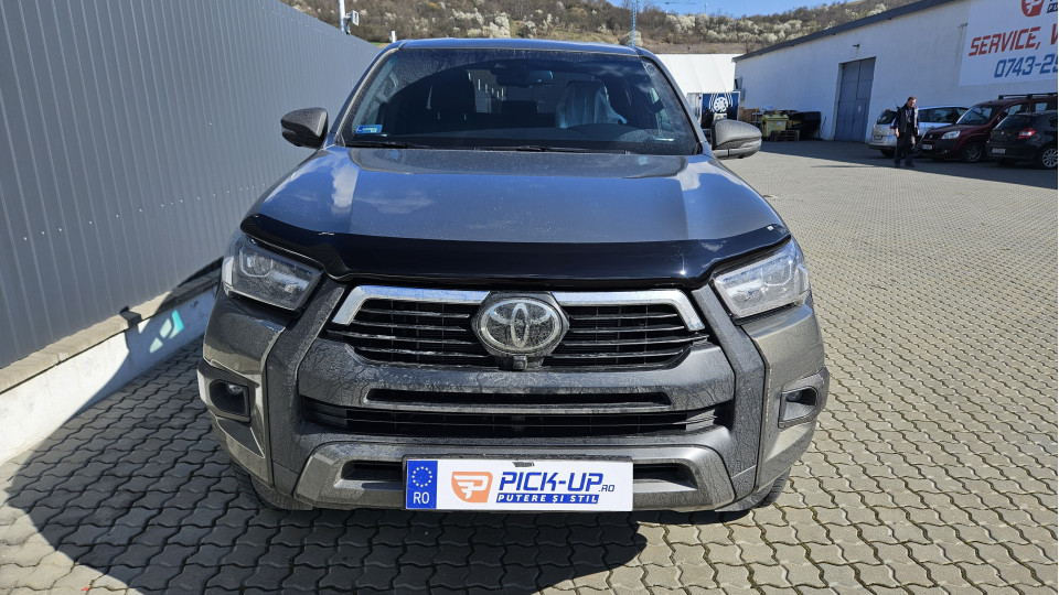 Lökhárító párnázás, lökhárító élvédelem és motorháztető terelő beszerelése a Toyota Hilux 2023-ra