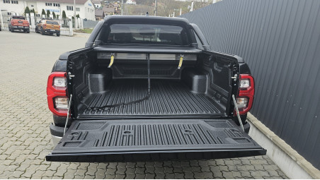 Montage Ladeflächenauskleidung, Ladeflächen-Rollo, Frontschutzbügel, Seitenschweller, Kotflügelschutz auf Toyota Hilux 2023
