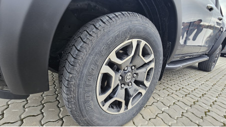 Montage Ladeflächenauskleidung, Ladeflächen-Rollo, Frontschutzbügel, Seitenschweller, Kotflügelschutz auf Toyota Hilux 2023