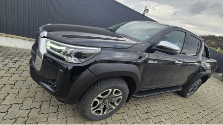 Montage Ladeflächenauskleidung, Ladeflächen-Rollo, Frontschutzbügel, Seitenschweller, Kotflügelschutz auf Toyota Hilux 2023