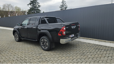 Montage Ladeflächenauskleidung, Ladeflächen-Rollo, Frontschutzbügel, Seitenschweller, Kotflügelschutz auf Toyota Hilux 2023