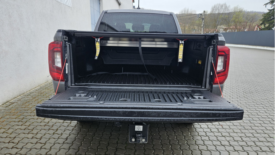 Montage Ladeflächenauskleidung, Ladeflächen-Rollo und Seitenschweller auf Volkswagen Amarok 2023