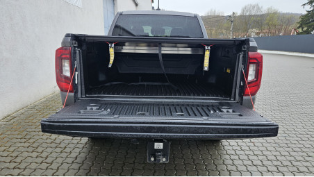 Lökhárítóplatóbélés, lökhárítógörgő és oldalküszöb felszerelése a Volkswagen Amarok 2023-ra