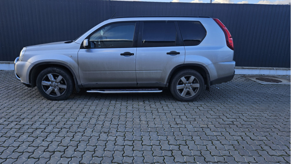 Nyomórúd és motorhaspáncél felszerelése a Nissan X-Trail 2008-ra