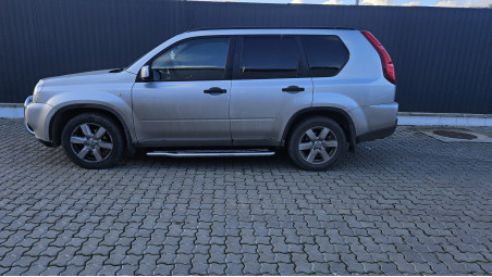 Nyomórúd és motorhaspáncél felszerelése a Nissan X-Trail 2008-ra