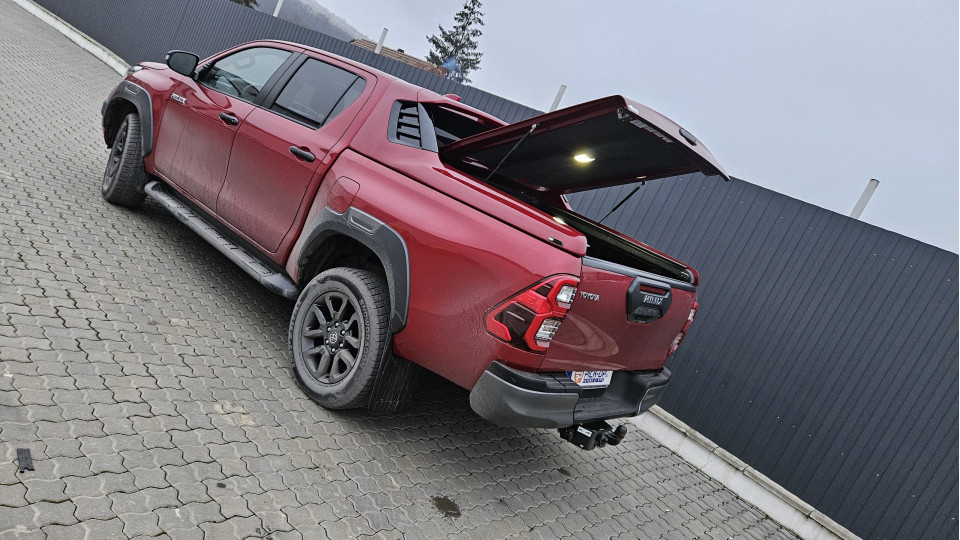 Burkolat típusú plató fedő, csörlő és csörlőtartó, motorhaspáncél beszerelése a Toyota Hilux 2023-ra