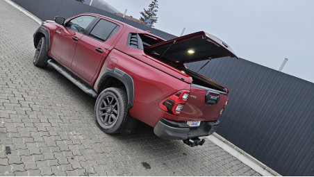 Tonneau cover, winch, winch plate, skid plate installed on Toyota Hilux 2023