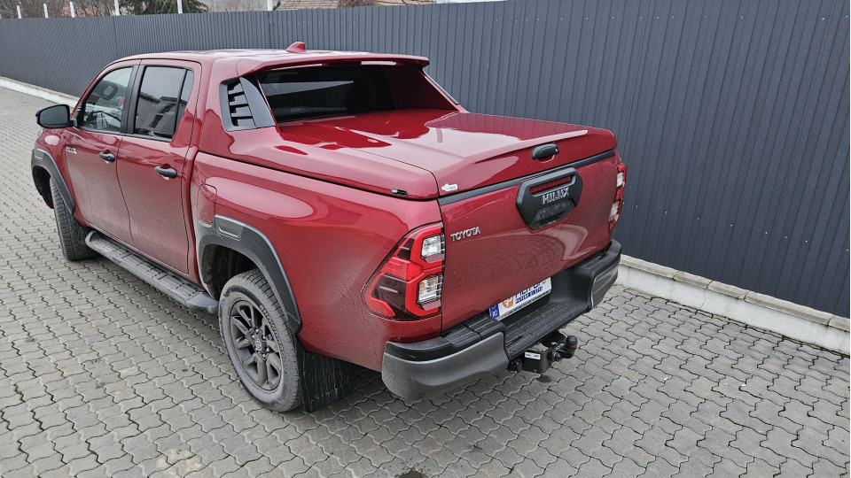 Burkolat típusú plató fedő, csörlő és csörlőtartó, motorhaspáncél beszerelése a Toyota Hilux 2023-ra