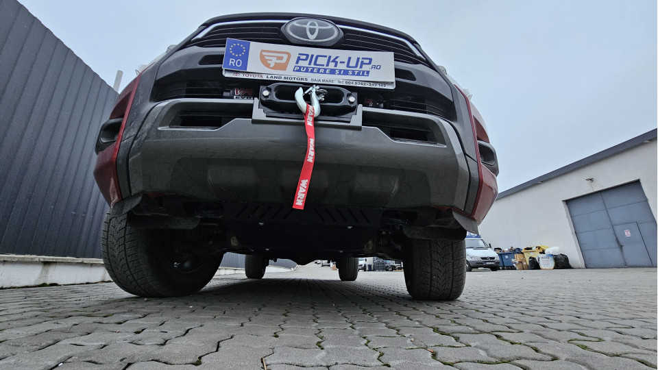 Tonneau cover, winch, winch plate, skid plate installed on Toyota Hilux 2023