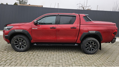 Montage Laderaumauskleidung, Fenster-Windabweiser und Laderaumabdeckung Typ Abdeckung auf Toyota Hilux 2023
