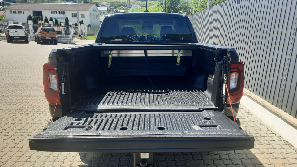 Montage Laderaumauskleidung und Rollo auf Volkswagen Amarok 2023