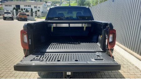 Montage Laderaumauskleidung und Rollo auf Volkswagen Amarok 2023