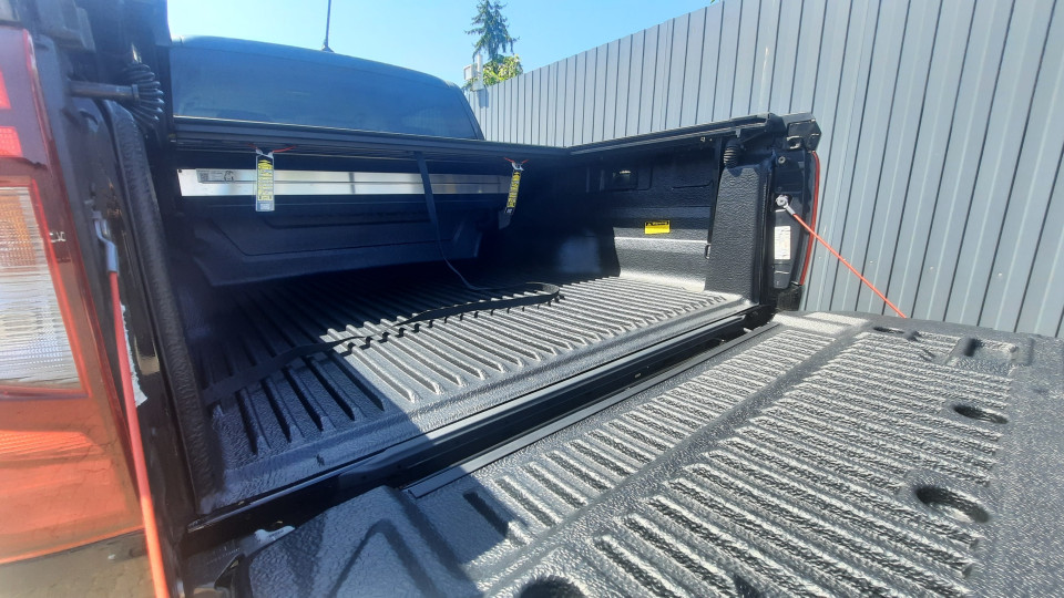 Montage Laderaumauskleidung und Rollo auf Volkswagen Amarok 2023
