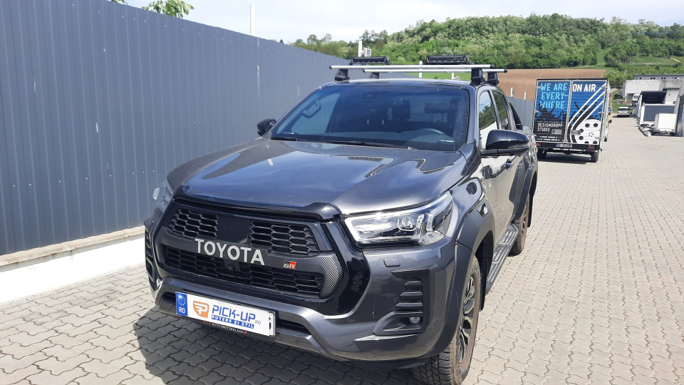 Keresztirányú rudak, reflektorok felszerelése a Toyota Hilux 2023-ra