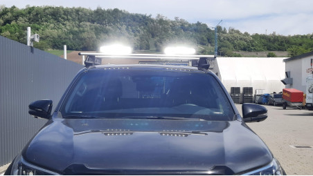 Keresztirányú rudak, reflektorok felszerelése a Toyota Hilux 2023-ra