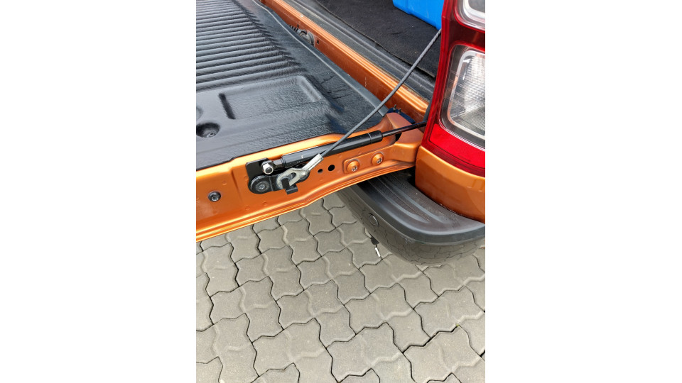 Window visors, hood guard, tailgate assistance installed on Ranger Wildtrak 2018