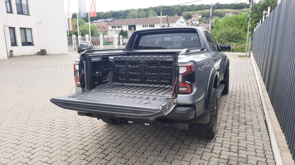 Montage Ladeflächentrenner auf Ford Ranger Raptor 2023