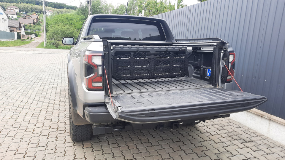 Montage Ladeflächentrenner auf Ford Ranger Raptor 2023