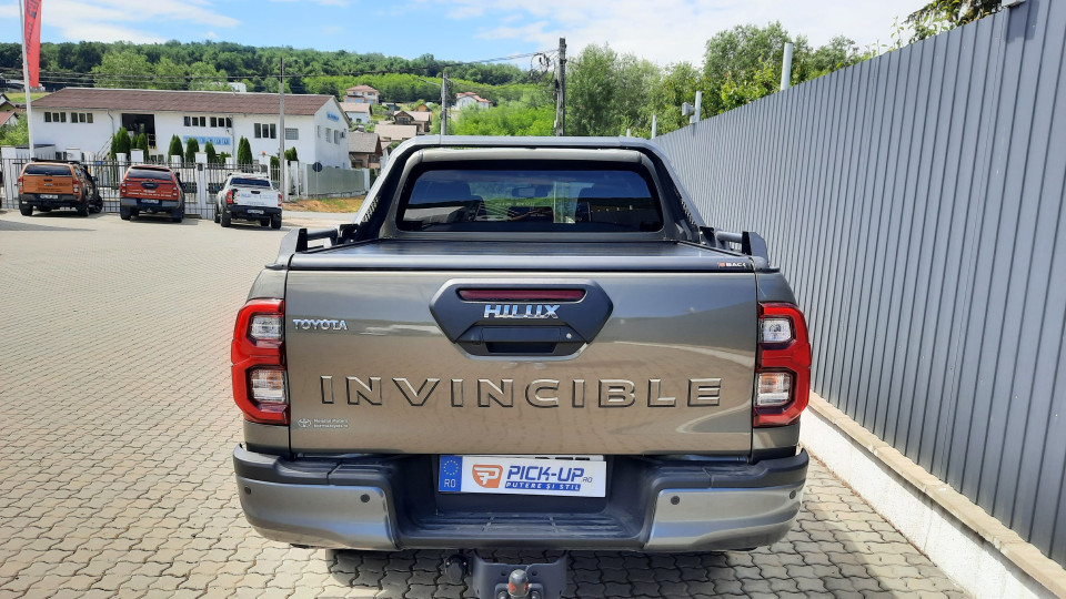 Montage Laderaum-Rollo und Überrollbügel auf Toyota Hilux 2023