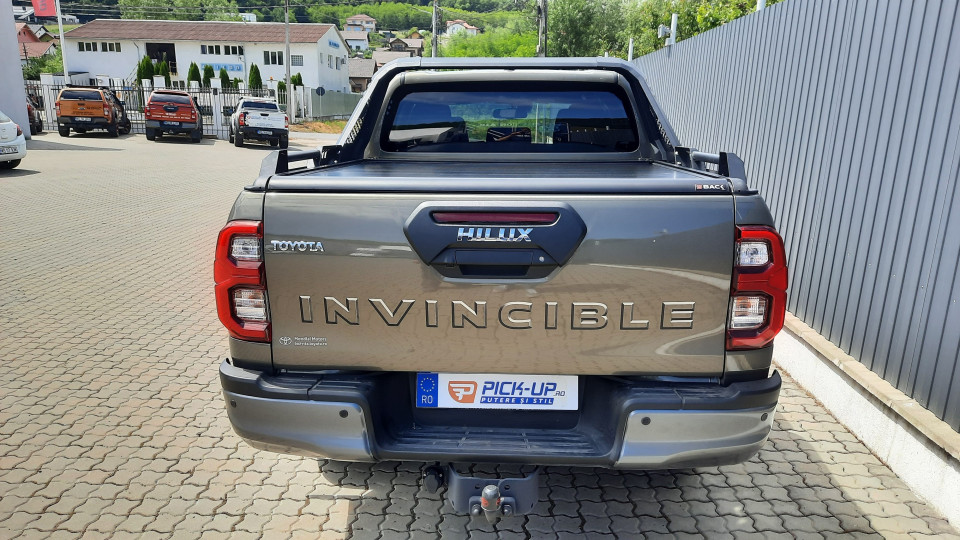Montage Laderaum-Rollo und Überrollbügel auf Toyota Hilux 2023