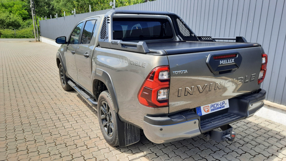Montage Laderaum-Rollo und Überrollbügel auf Toyota Hilux 2023