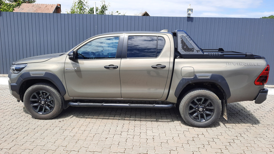 Bukócső és bukócső felszerelése a Toyota Hilux 2023-ra