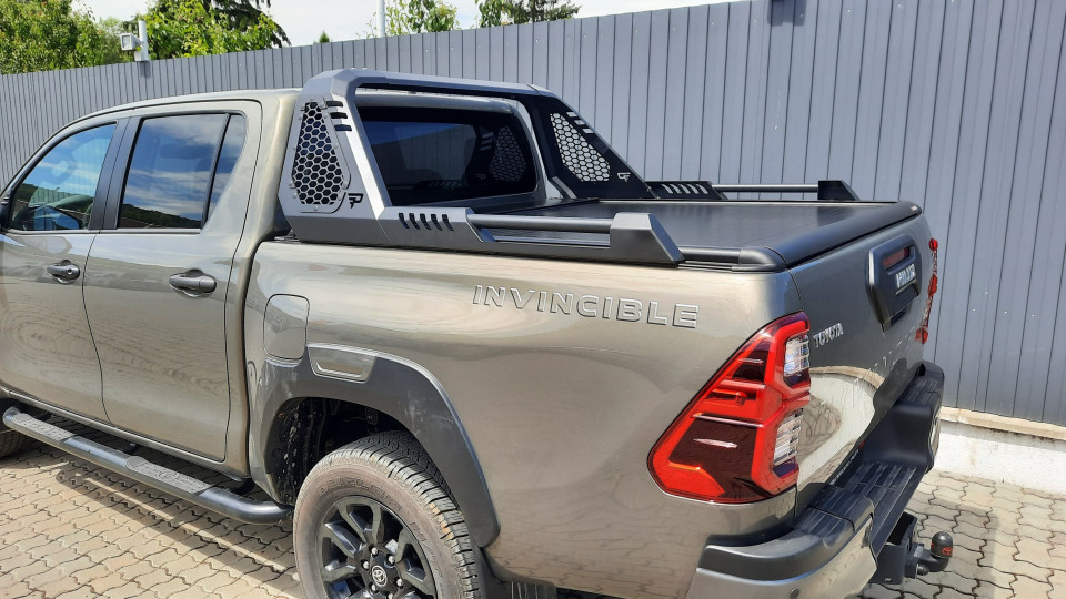 Bukócső és bukócső felszerelése a Toyota Hilux 2023-ra