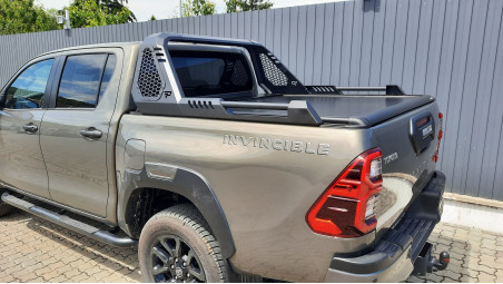 Montage Laderaum-Rollo und Überrollbügel auf Toyota Hilux 2023