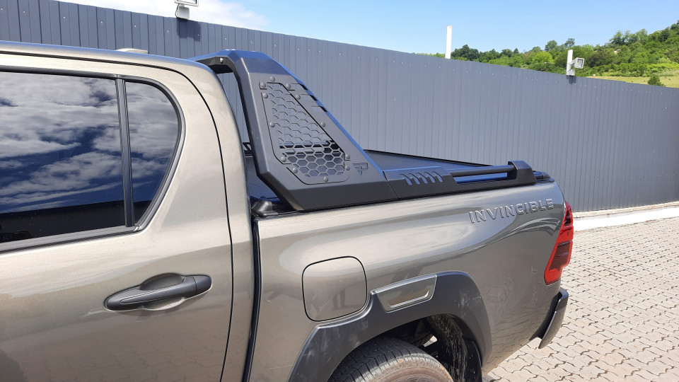 Montage Laderaum-Rollo und Überrollbügel auf Toyota Hilux 2023