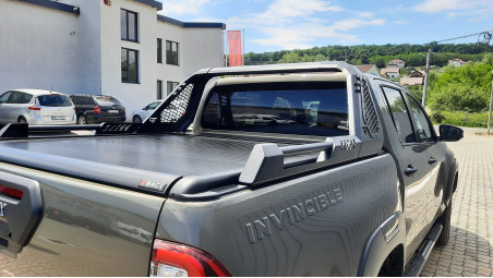 Montage Laderaum-Rollo und Überrollbügel auf Toyota Hilux 2023