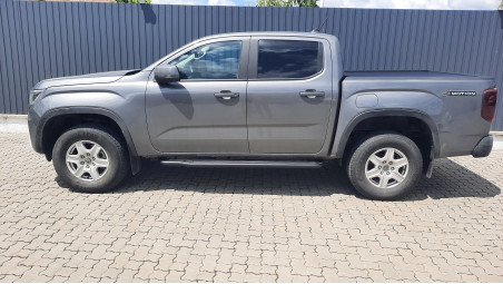 Montage Laderaum-Rollo, Laderaumauskleidung und Trittbrett auf Volkswagen Amarok 2024